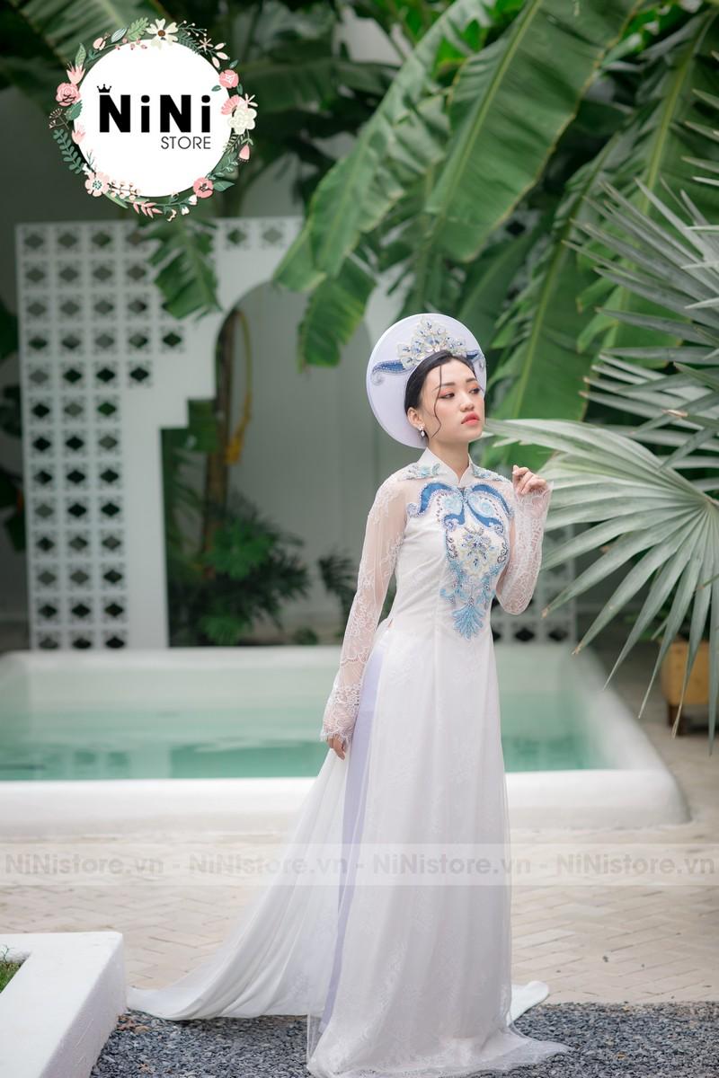Cặp áo dài cô dâu – chú rể màu trắng phối xanh cách điệu