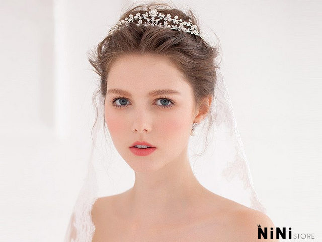 6 kiểu tóc cô dâu đội vương miện đẹp nhất - NiNiStore