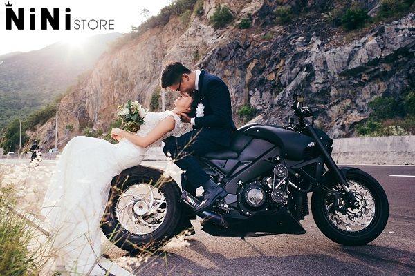 Đối với những cặp đôi trẻ muốn chụp ảnh cưới đầy nghệ thuật, họ không thể bỏ qua chủ đề chụp ảnh cưới với xe Moto. Hãy tham khảo bộ sưu tập ảnh của chúng tôi và cùng tìm kiếm ý tưởng để có bức ảnh đẹp nhất.