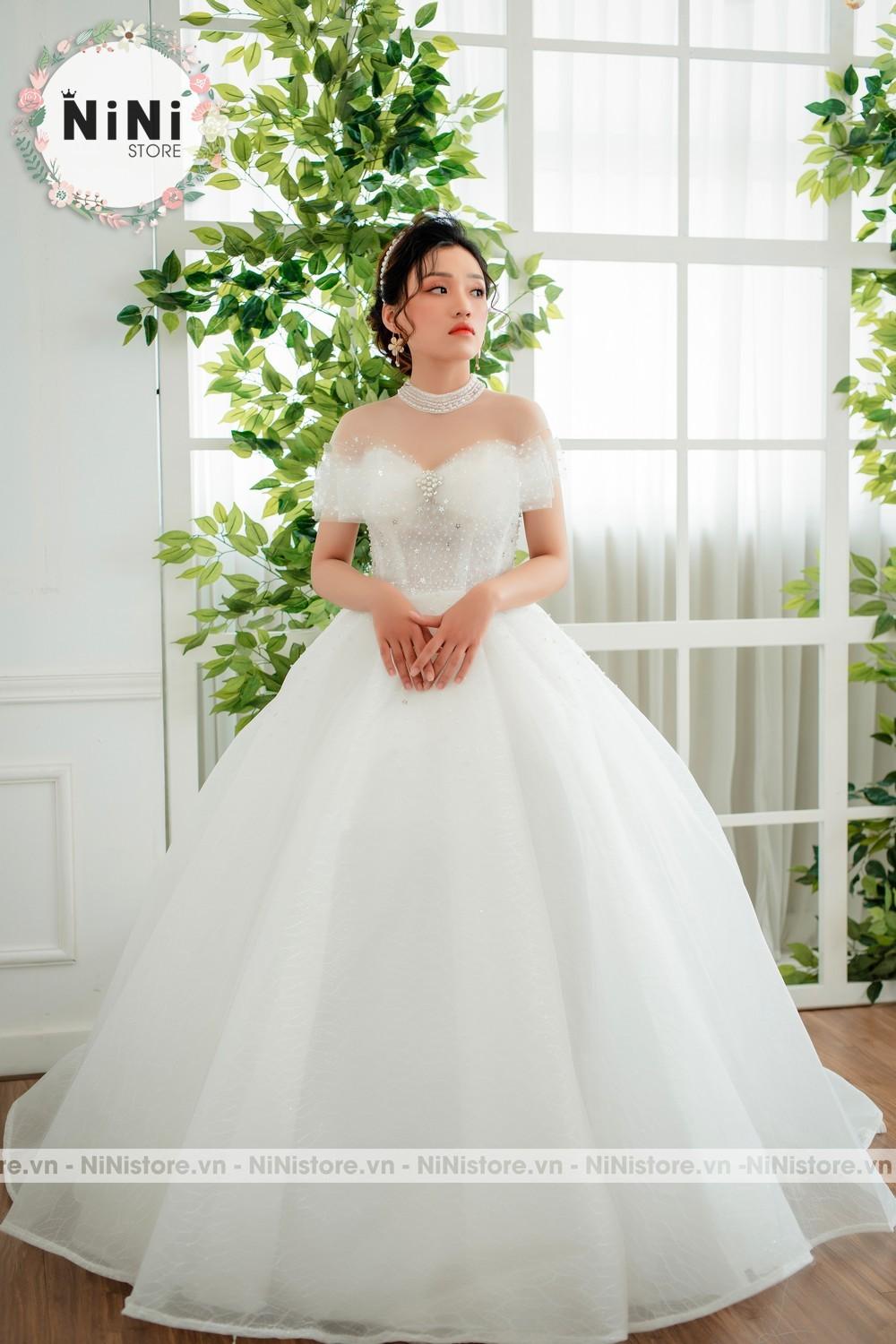 Váy cưới màu trắng nơ to vòng cổ ngọc trai  VC34  NiNiStore 2023