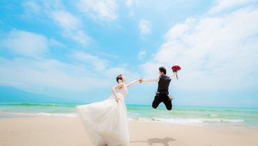 Ý tưởng chụp ảnh cưới ở biển, trang phục mặc gì, cách tạo dáng đẹp