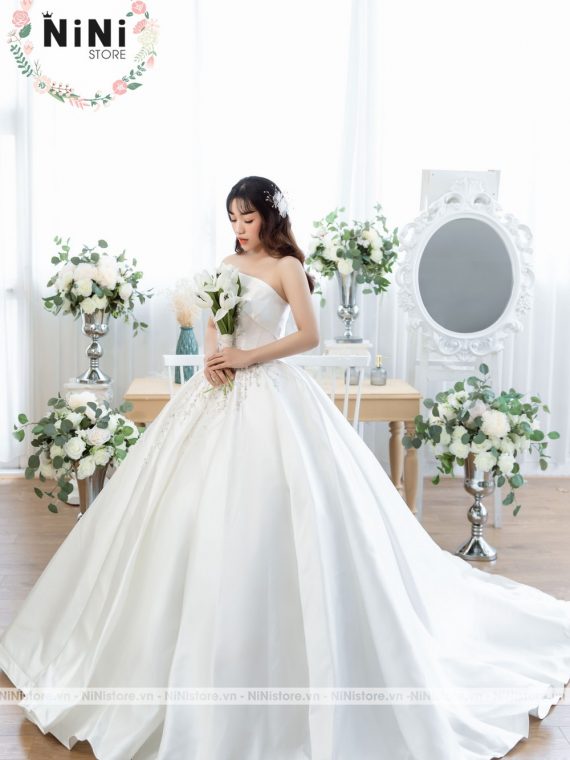 mau-vay-cuoi-vai-satin-xoe-long-lay