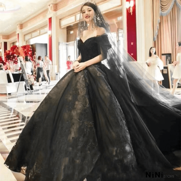 101 Bộ váy cưới màu đen đẹp lộng lẫy, đầy huyền bí cho cô dâu 2023 -  NiNiStore 2023