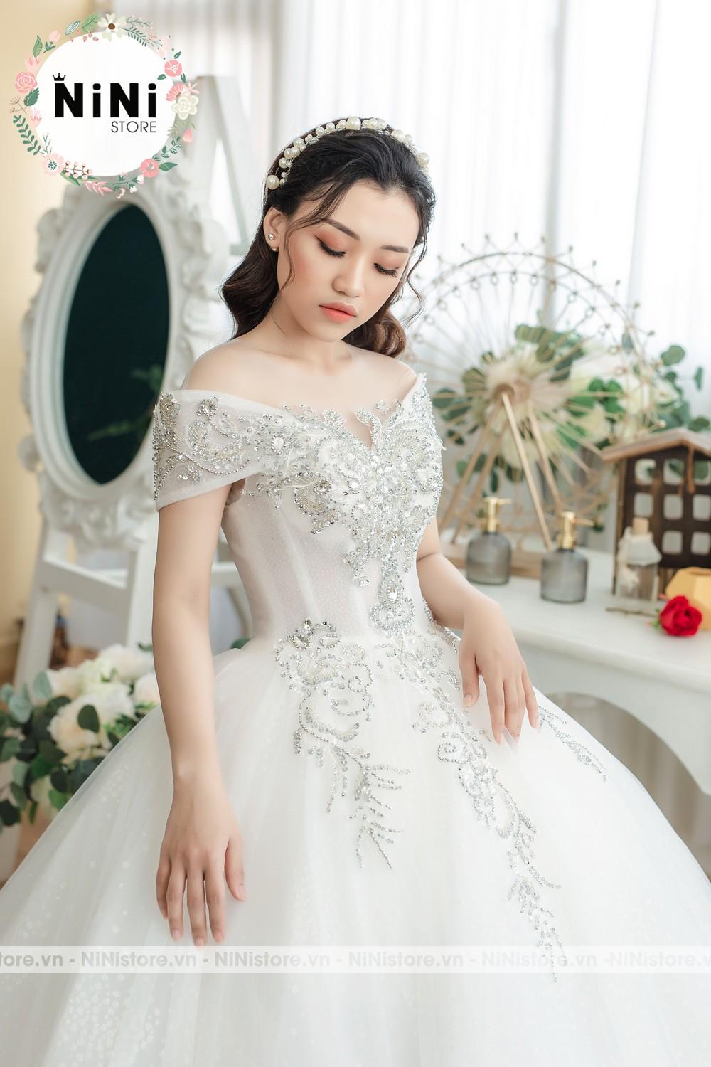 Váy cưới trễ vai cổ điển màu trắng  VC41  NiNiStore 2023