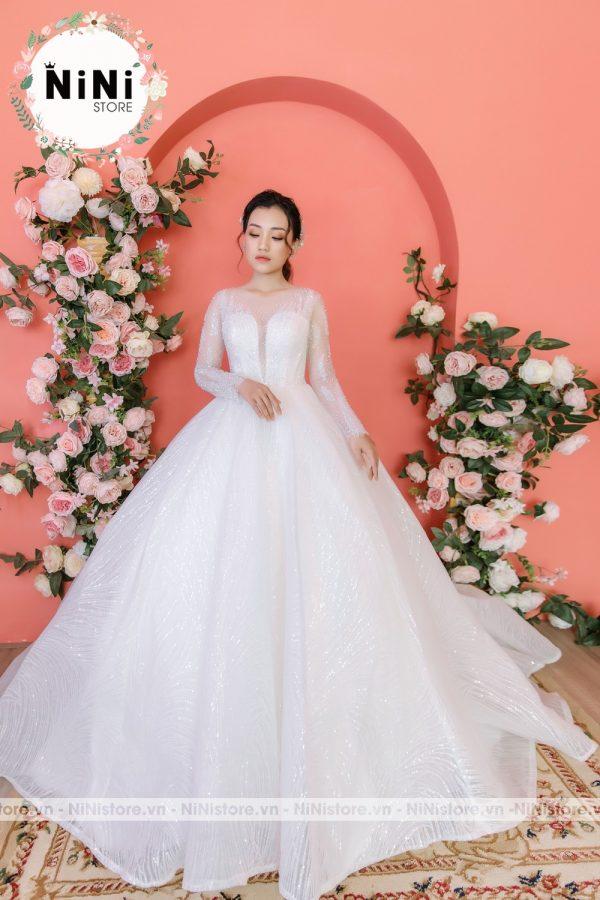 Váy cưới cô dâu Quỳnh Anh màu trắng kim tuyến xước tay dài cổ điển  VC27   NiNiStore 2023