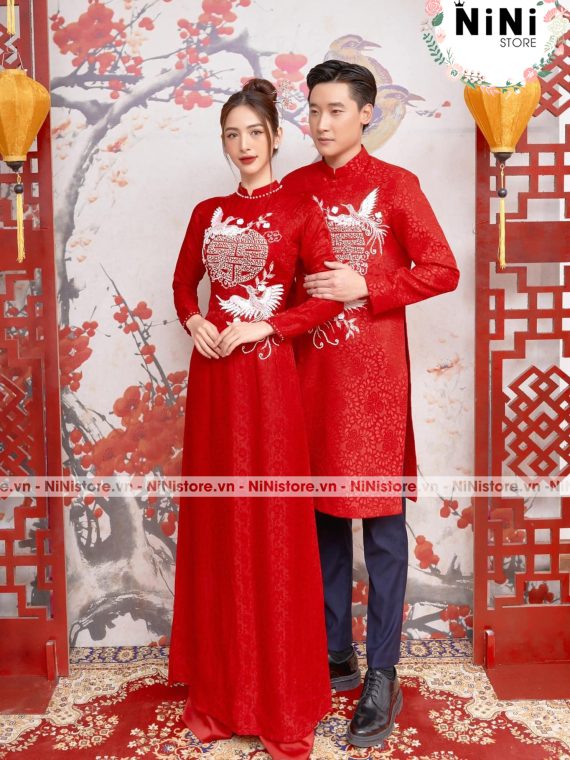 Áo dài truyền thống là trang phục lý tưởng cho cô dâu Việt Nam. Hình ảnh tóc cô dâu mặc áo dài sẽ khiến bạn thích thú với sự kết hợp giữa truyền thống và hiện đại, đem lại sự cổ điển và thanh lịch.